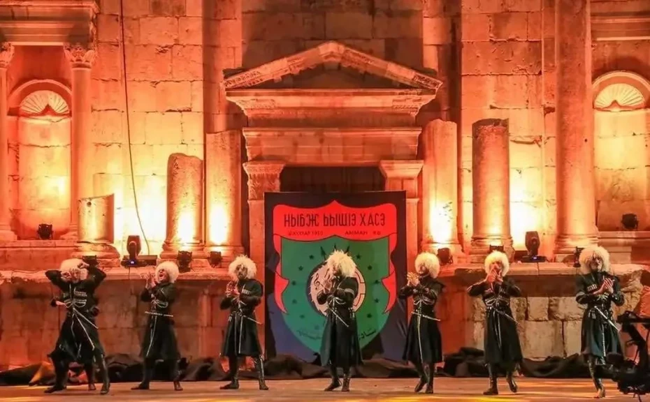 الأكثر مشاركة في مهرجان جرش . . فرقة ”نادي الجيل” تقدم فلكلور وتراث الشركس على المسرح الجنوبي