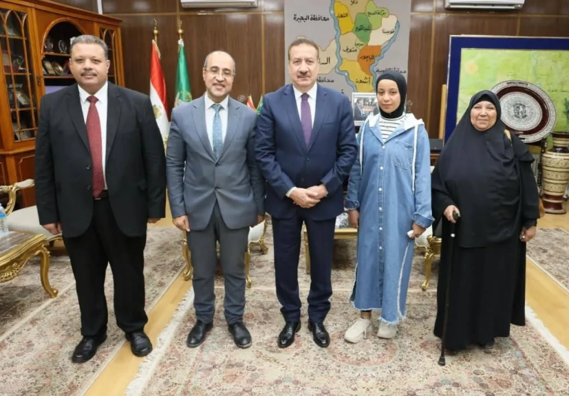 محافظ المنوفية يكرم شيماء نمره الأولى على الجمهورية بشهادة الدبلومات الفنية