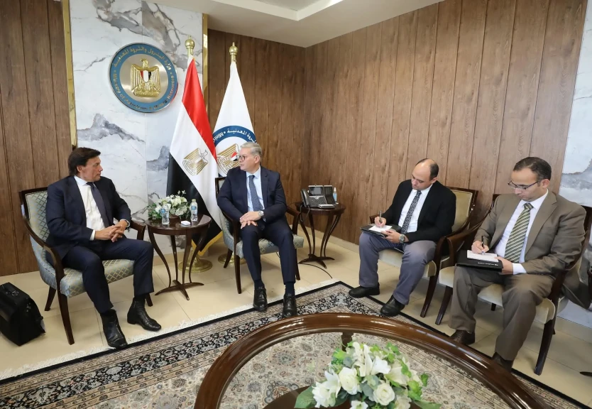 وزير البترول يعقد اجتماعًا موسعًا مع الرئيس التنفيذي لشركة ”دانا غاز”