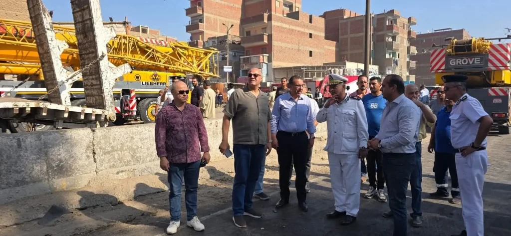 محافظ القليوبية يتابع تحرك كوبري مشاة بطوخ إثر اصطدام بلدوزر محمول على كسّاحة