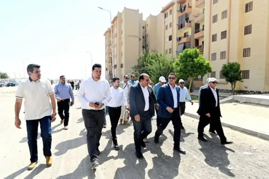 وزير الإسكان يتفقد وحدات المبادرة الرئاسية ”سكن لكل المصريين” ومحطة صرف صحي بمدينة حدائق أكتوبر
