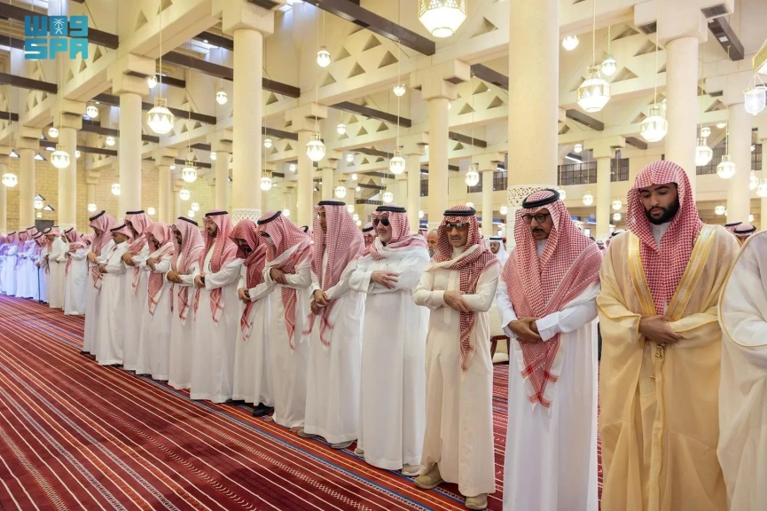 نائب أمير الرياض يؤدي صلاة الميت على الأمير الوليد بن خالد بن طلال
