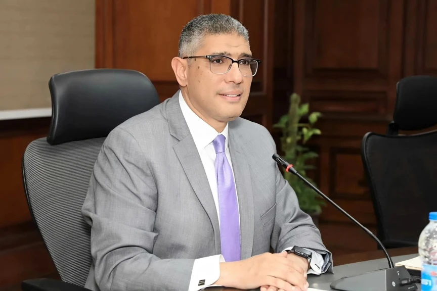محافظ الجيزة يُكرم ٧ من العاملين الحاصلين على درجات علمية عليا