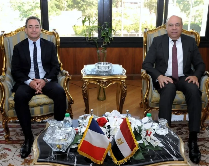 وزير الطيران المدني يستقبل السفير الفرنسي ويشيد بتنظيم معرض باريس الدولي للطيران