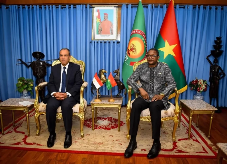 وزير الخارجية والهجرة يلتقي مع وزير خارجية بوركينا فاسو