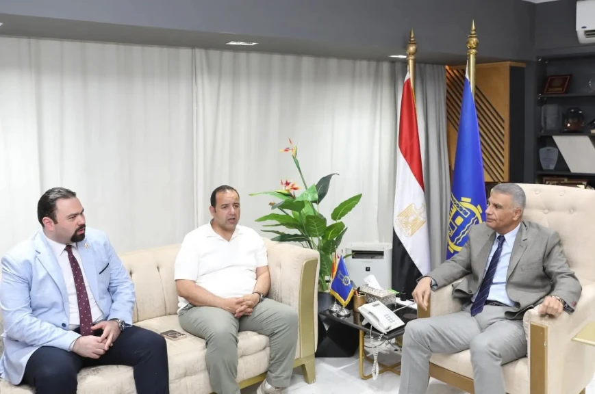 محافظ أسوان يستقبل مساعد وزير الصحة للمشروعات القومية
