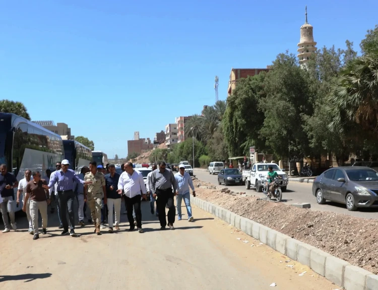 محافظ أسوان يتفقد الأعمال الجارية بمشروع تطوير وتوسعة وتجميل طريق السادات