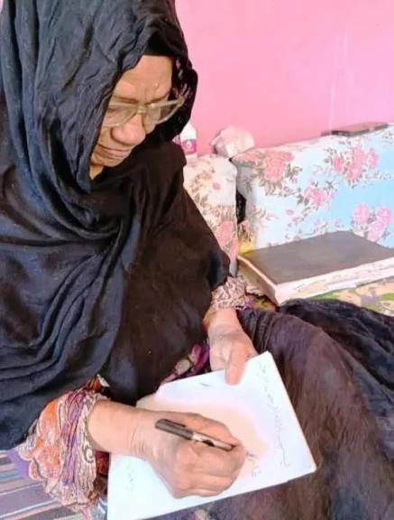 محافظ أسوان يشيد بالسيدة فاطمة على محمد 76 عاماً  قاهرة الأمية