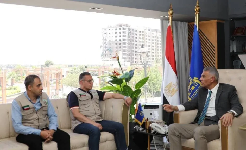 محافظ أسوان يلتقي وفد جمعية قبس من نور