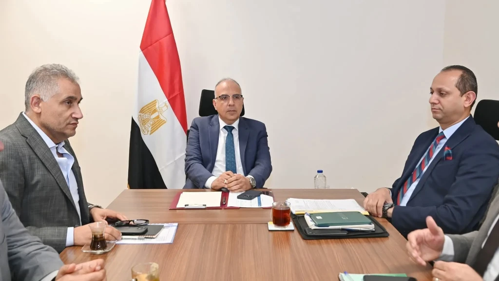 وزير الري يتابع أعمال إزالة التعديات على مجرى نهر النيل