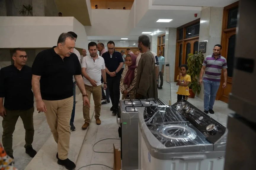 محافظ أسيوط يسلم جهاز عروس لفتاة غير قادرة دعمًا للفئات الأولى بالرعاية