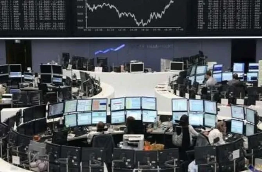 ارتفاع اليورو والعقود الآجلة للأسهم الأمريكية عقب اتفاق تجاري بين واشنطن وأوروبا