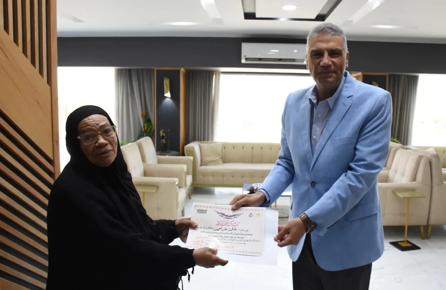 محافظ أسوان يكرم  قاهرة الأمية  ويمنحها شهادة تقدير ودرع المحافظة