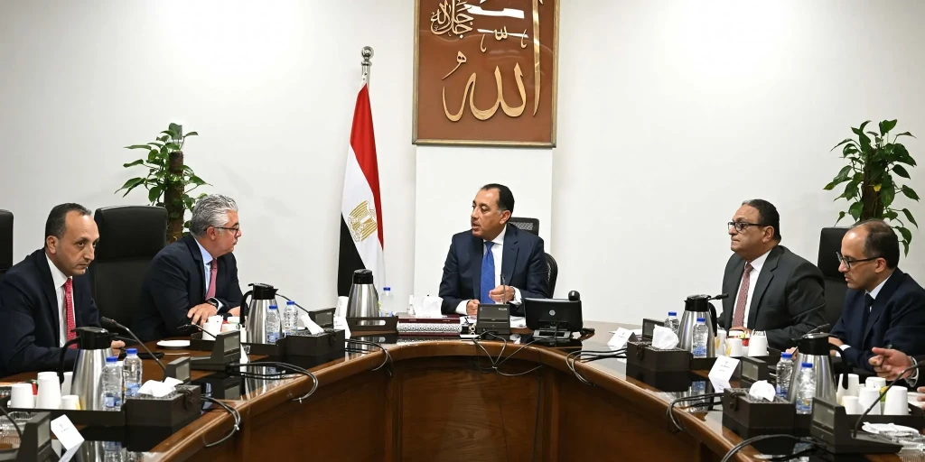 رئيس الوزراء يتابع مع رئيس الهيئة العامة للمنطقة الاقتصادية لقناة السويس عدداً من ملفات العمل