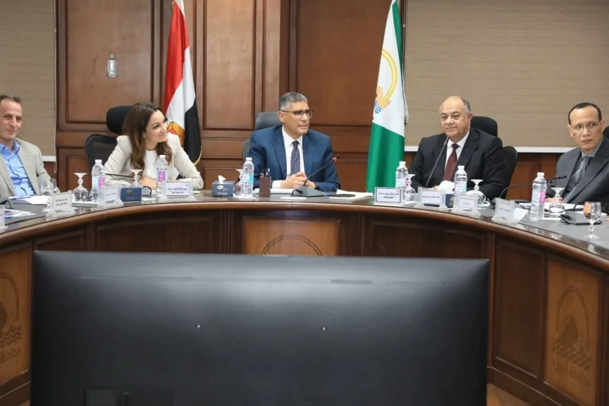 محافظ الجيزة يعقد اللقاء الأسبوعي لبحث شكاوى المواطنين بعدد من أحياء المحافظة