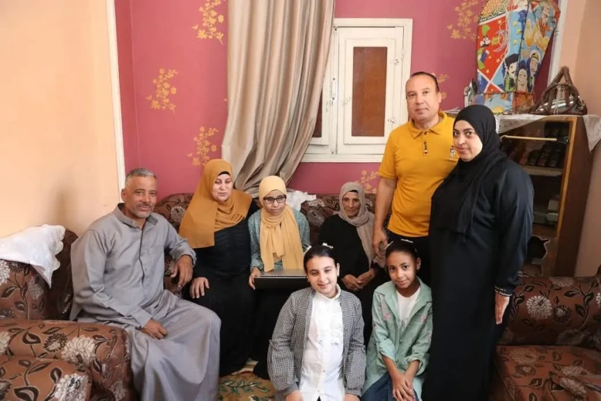 وزارة الاتصالات وتكنولوجيا المعلومات تسلم الطالبة هاجر حسان ”لابتوب” مزود بالتطبيقات اللازمه لدعم المكفوفين، فى منزلها بقرية جروان بالمنوفية