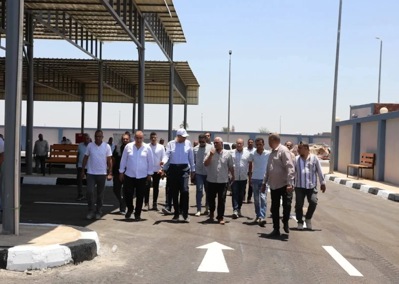 محافظ أسوان يتفقد مجمع المواقف الشرقي لسيارات السيرفيس بالكفور بكوم أمبو