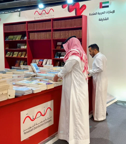جناح ”منصة للتوزيع” في ”المدينة المنورة للكتاب” يعبق بروح التجربة الأدبية والثقافية الإماراتية