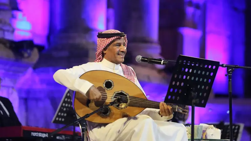 خالد عبد الرحمن يتناوب أغانيه مع جمهوره العربي الذي ملأ مدرجات الجنوبي