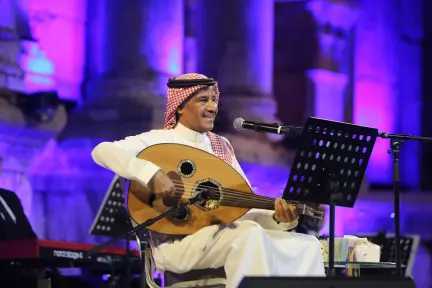 خالد عبد الرحمن يتناوب أغانيه مع جمهوره العربي الذي ملأ مدرجات الجنوبي