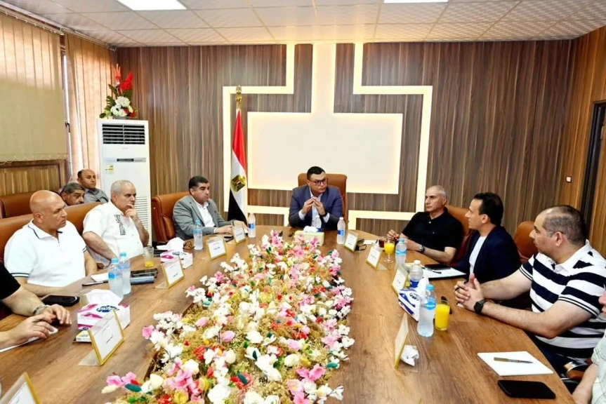 وزير الإسكان يعقد اجتماعًا بمقر جهاز برج العرب الجديدة