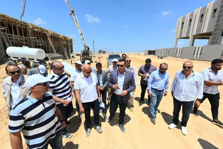 وزير الإسكان يتفقد مشروع مرافق الأراضي الصناعية وكوبري أعلى مسار القطار الكهربائي السريع