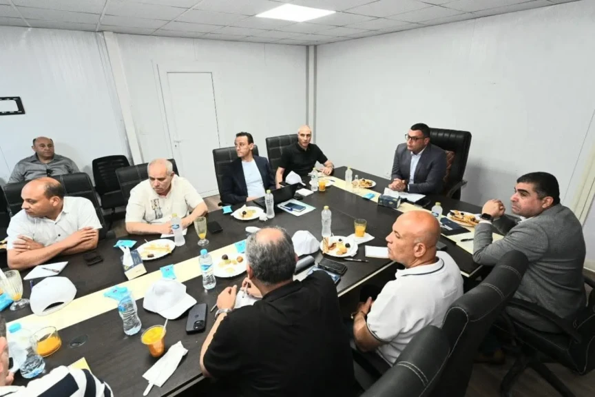 وزير الإسكان يعقد اجتماعا مع الشركات العاملة بمشروع صواري بالإسكندرية