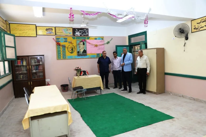 محافظ أسوان يتابع ميدانياً جاهزية اللجان الإنتخابية