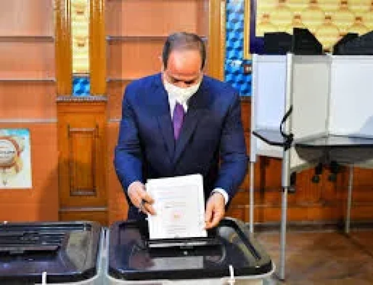 الرئيس السيسي يدلي بصوته في انتخابات مجلس الشيوخ بمصر الجديدة