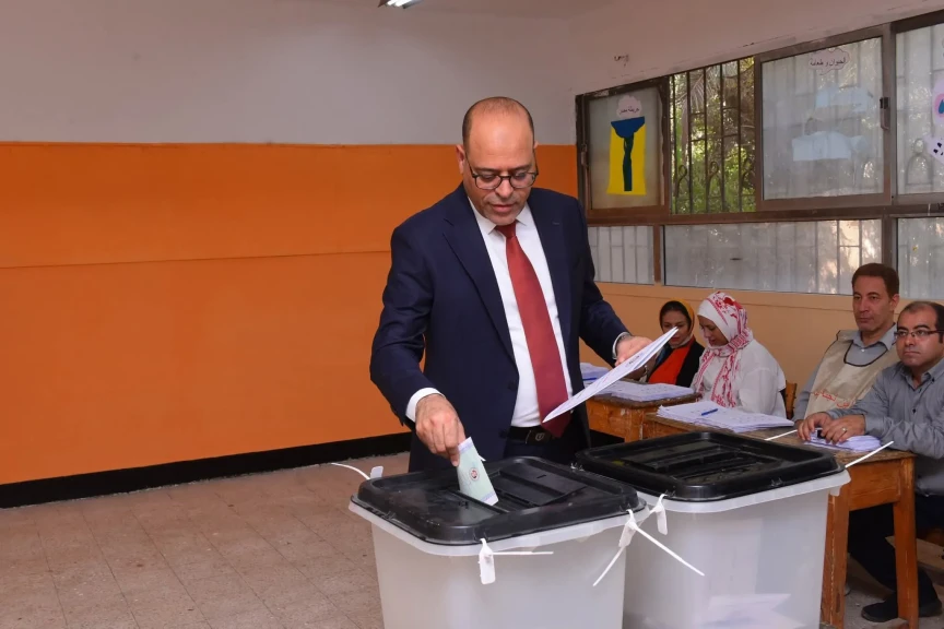 وزير العمل يُدلي بصوته في انتخابات مجلس الشيوخ بالتجمع الخامس