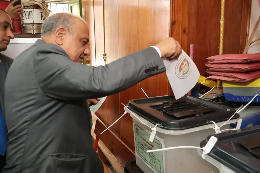وزير الكهرباء يُدلي بصوته في انتخابات الشيوخ أمام المركز الانتخابي بمدرسة المنارة بمدينة نصر