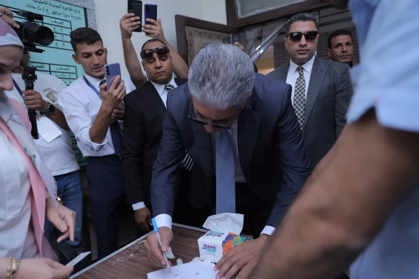 وزير السياحة والآثار يُدلي بصوته في انتخابات مجلس الشيوخ.. ويؤكد: المشاركة واجب وطني ومسئولية دستورية