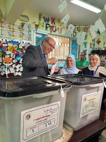وزير الطيران المدني يُدلي بصوته في انتخابات مجلس الشيوخ بمقر لجنته الانتخابية