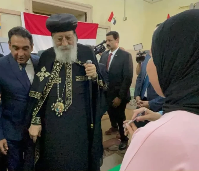 البابا تواضروس الثاني يُدلي بصوته في انتخابات مجلس الشيوخ