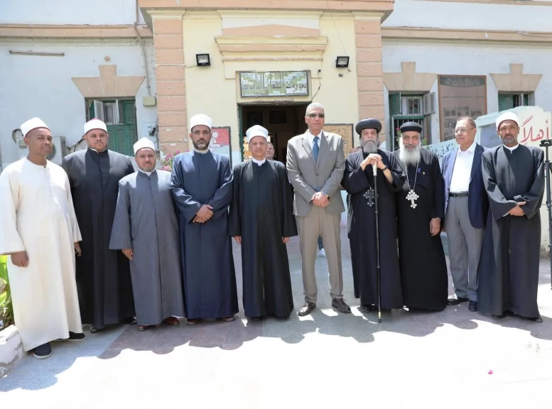 محافظ أسوان يشارك كوكبة من الرموز الدينية فى لجنة العقاد الثانوية للتوعية