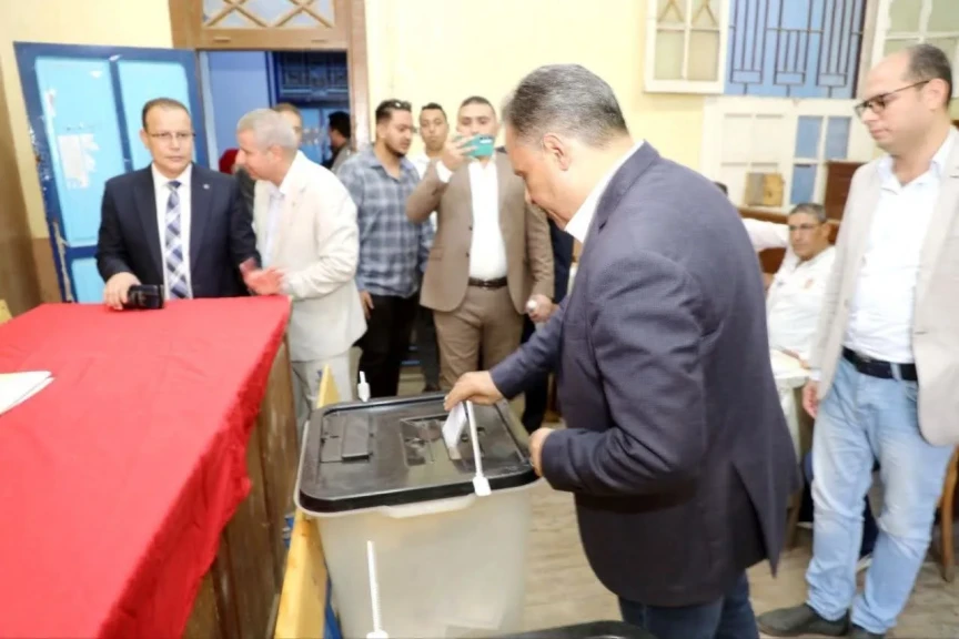 محافظ الشرقية يدلي بصوته في إنتخابات مجلس الشيوخ 2025