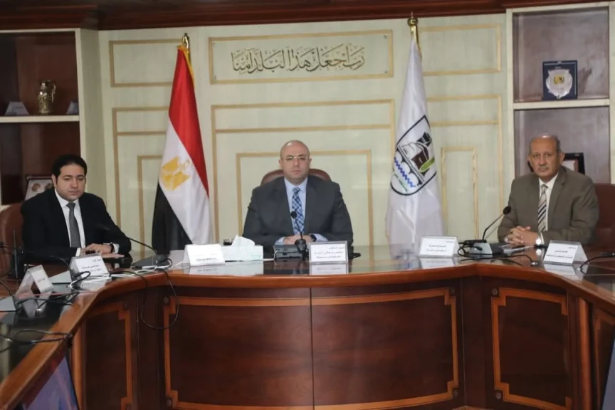 محافظ بني سويف يتابع أعمال فتح اللجان وبدء التصويت بمراكز ومدن المحافظة