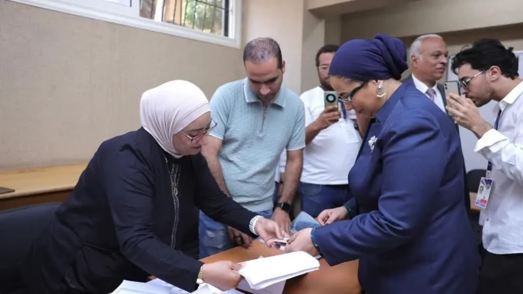 رئيسة المجلس القومي للمرأة تدلي بصوتها في انتخابات مجلس الشيوخ