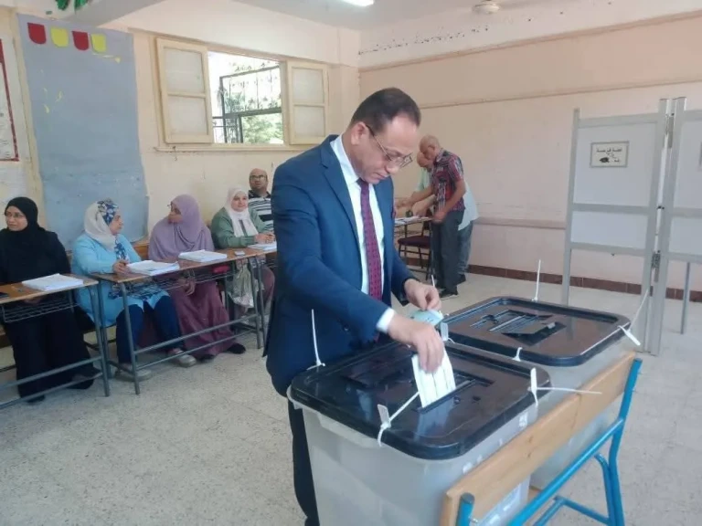 نواب رئيس جامعة أسيوط يدلون بأصواتهم في انتخابات مجلس الشيوخ