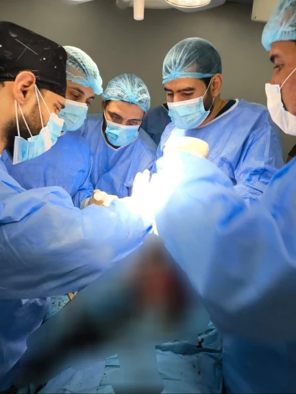 أجراء عملية تبديل مفصل الركبة بنجاح لمريضين في مستشفى اليرموك التعليمي  في كلية طب المستنصرية ببغداد