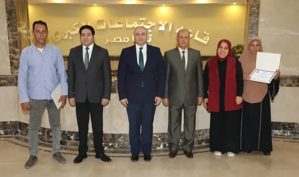 محافظ بني سويف يُكرم قيادات وعاملين متميزين من الديوان العام والوحدات المحلية