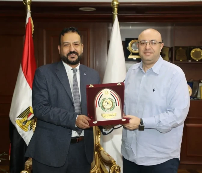 محافظ  بني سويف يُكرّم مدير فرع الهيئة العامة للتأمين الصحي لانتهاء فترة عمله