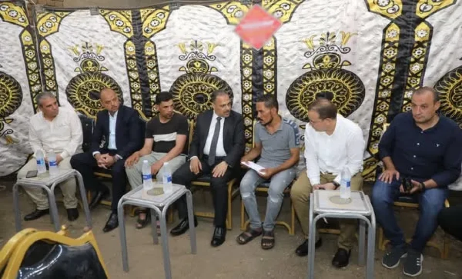 محافظ الشرقية يُؤدي واجب العزاء والمواساة في وفاة عامل النظافة بحي ثان بمسقط رأسه بقرية كفر الحمام بمركز الزقازيق