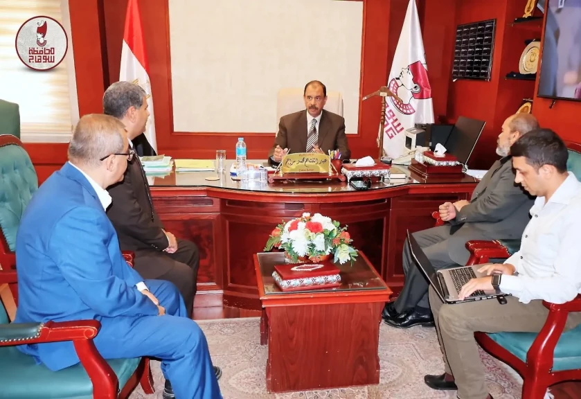 محافظ سوهاج يبحث مع وفد ”المالية” و”E-Finance” تطوير النظام المالي والتحول الرقمي بالمحافظة