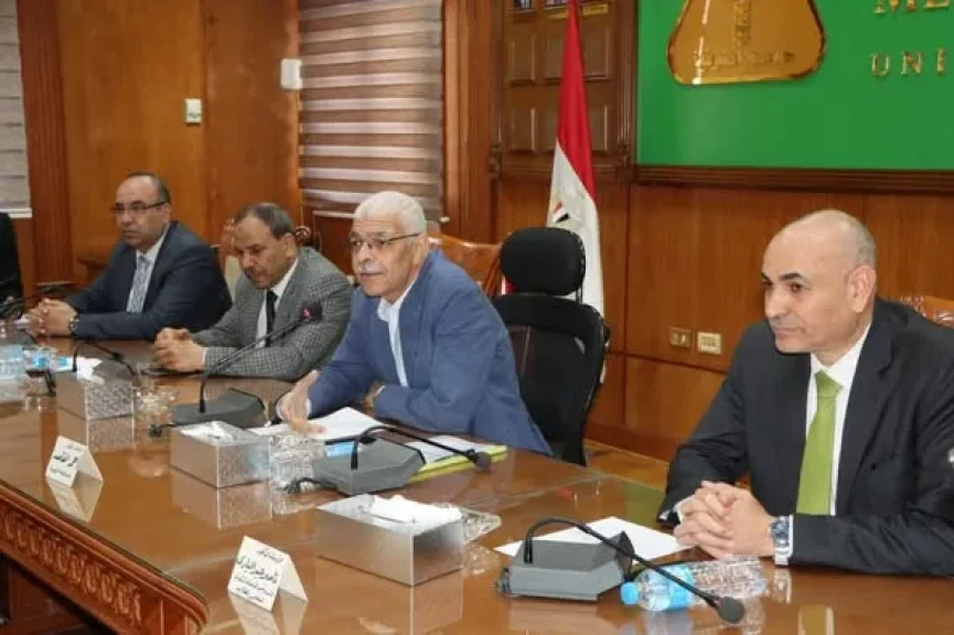 رئيس جامعة المنوفية يتراس إجتماع لجنة التدويل