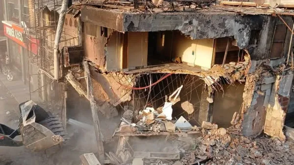 محافظ القليوبية يوجه بإزالة منشأين آيلين للسقوط في منطقة حريق شبرا الخيمة حفاظا علي سلامة المواطنين