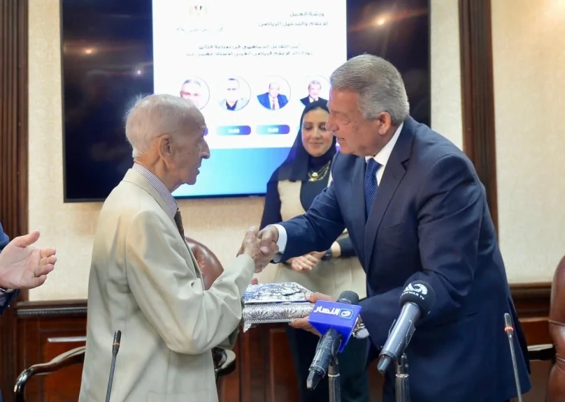 المهندس خالد عبدالعزيز يكرم رائد الإعلام العربي فهمي عمر
