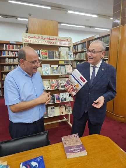 السفير التركي بالقاهرة صالح موطلو شن يهدي مجموعة كتب إلى مكتبة القاهرة الكبرى