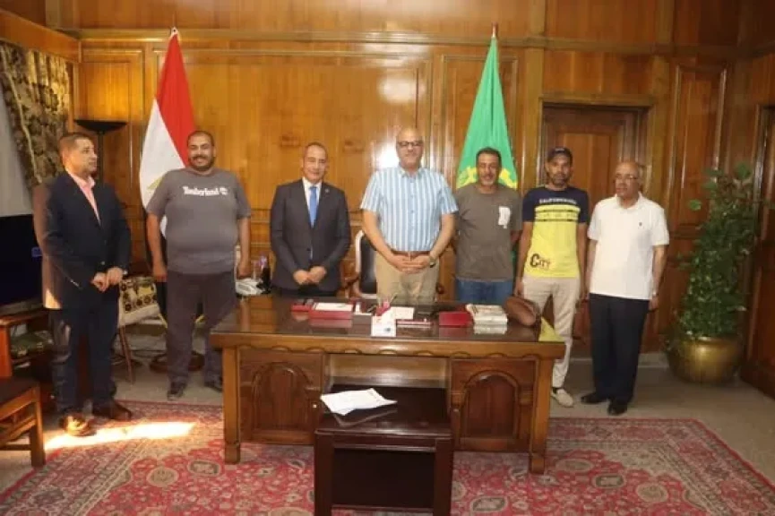 محافظ القليوبية يكرم ثلاثة سائقي لودر لجهودهم البطولية في إخماد حريق مصنع الاحذية بمدينة الخانكة اليوم