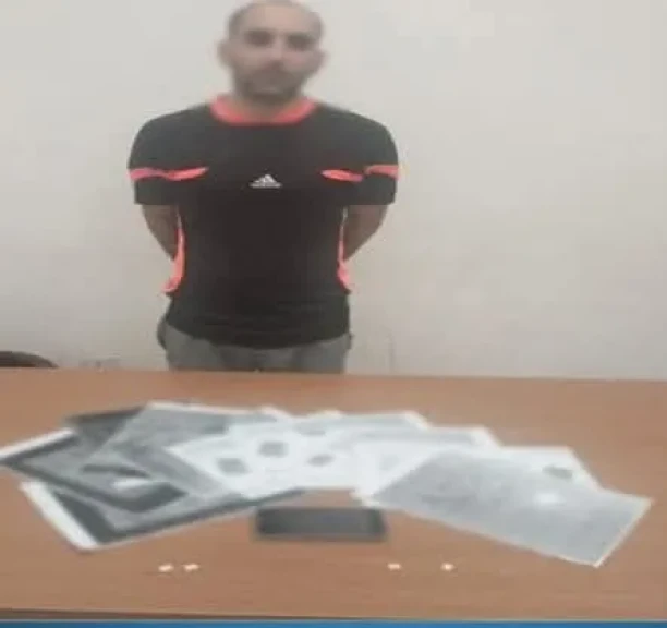 الداخلية: ضبط أحد الأشخاص بإنتحال صفة موظف بإحدى الجهات الحكومية والنصب والإحتيال على المواطنين